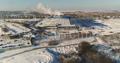 冬季建设大型工厂，从空中俯瞰大型工厂.. 现代工厂或商业建筑